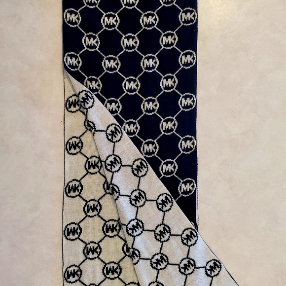Michael Kors  Acrylic knit scarf 10" × 62" - Picture 2 of 5